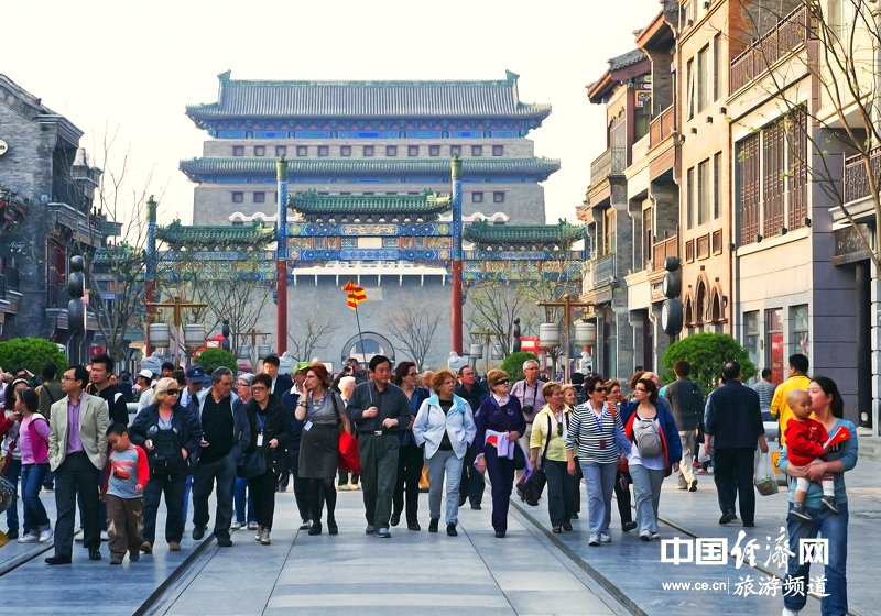 北京前门步行街的外国旅游团.图片来源:视觉中国