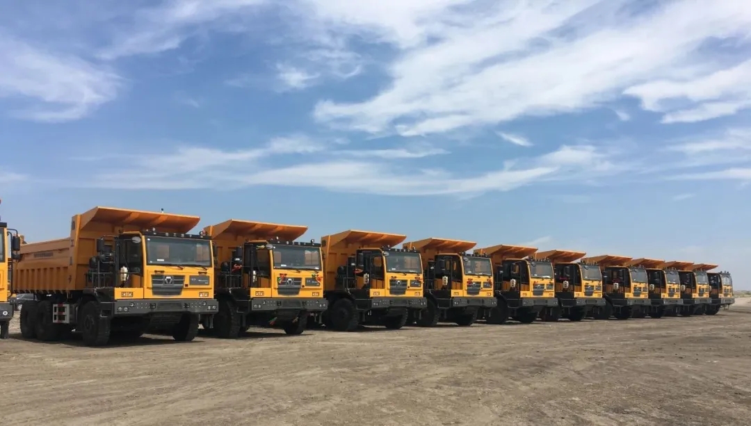 中国商用汽车网|35台徐工重卡XG90批量交付内蒙古矿业用户