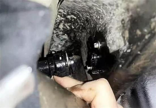 经济日报-中国经济网 张羽|特斯拉车主遭遇“小损大修” 暴露电动车行业维修弊端