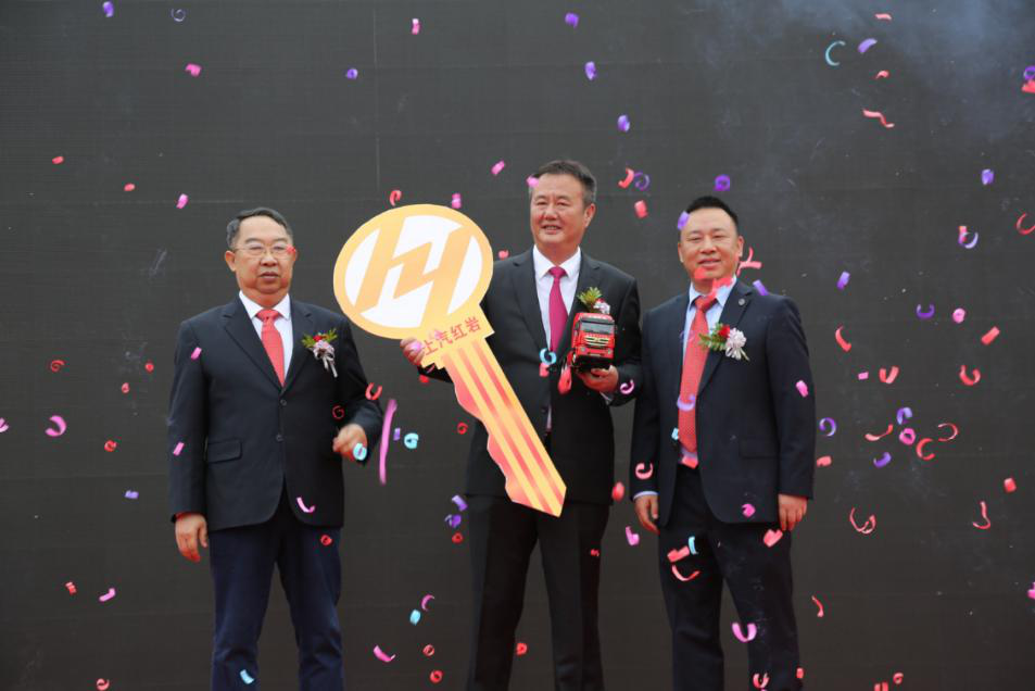 中国商用汽车网|再交100辆！上汽红岩助力云南客户打通物流“双循环”